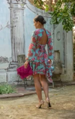 φόρεμα ασύμμετρο μίνι εμπριμέ με βολάν μακρυμάνικο βεραμάν