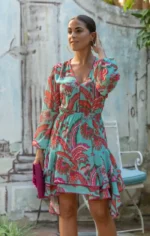 φόρεμα ασύμμετρο μίνι εμπριμέ με βολάν μακρυμάνικο βεραμάν