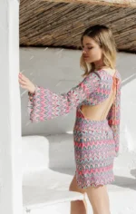 κροσέ φόρεμα μίνι ροζ με ανοιχτή πλάτη και μανίκι καμπάνα