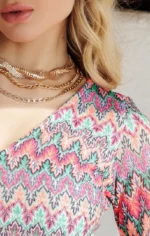 κροσέ φόρεμα μίνι ροζ με ανοιχτή πλάτη και μανίκι καμπάνα