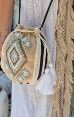 τσάντα πουγκί καλοκαιρινή με κεντημένες χάντρες μπεζ μαύρη