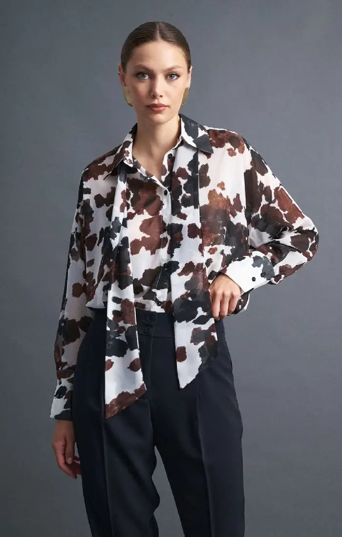 cow-print-gynaikeio-poukamiso-me-foulari cow print γυναικείο πουκάμισο με φουλάρι