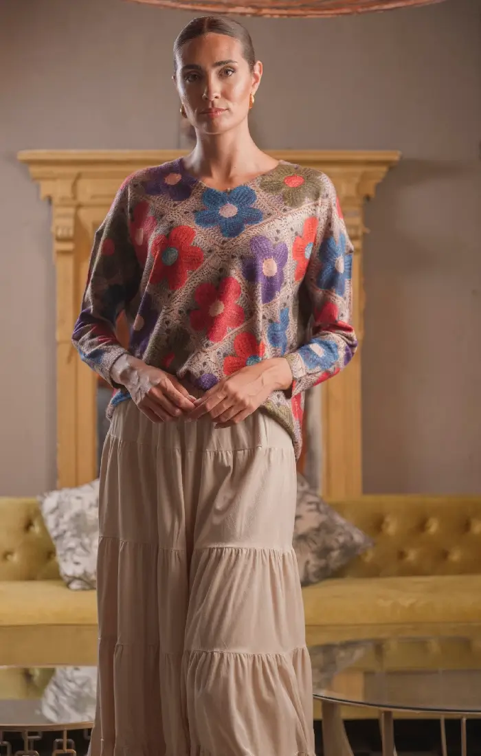 mallino-poulover-gynaikeio-bez-me-louloudia-oversized-1 μάλλινο πουλόβερ γυναικείο μπεζ με λουλούδια όβερσάιζ