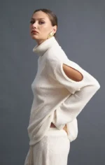 πλεκτή μπλούζα εκρού μακρυμάνικη με χαλαρό ζιβάγκο