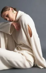 πλεκτή μπλούζα εκρού μακρυμάνικη με χαλαρό ζιβάγκο