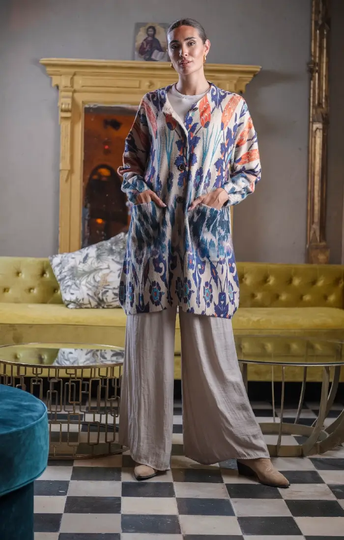 zaketa-gynaikeia-makria-bez-floral-apali-stin-yfi-oversized-3 ζακέτα γυναικεία μακριά μπεζ φλοράλ απαλή στην υφή όβερσάιζ