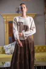 εκρού πουλόβερ γυναικείο όβερσάιζ με κεντημένο καφέ σκύλο