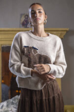 εκρού πουλόβερ γυναικείο όβερσάιζ με κεντημένο καφέ σκύλο