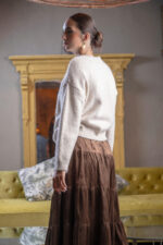 εκρού πουλόβερ γυναικείο όβερσάιζ με κεντημένο καφέ σκύλο