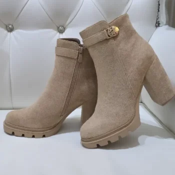 Σουέτ μποτάκι αστραγάλου μπεζ γυναικείο με αγκράφα