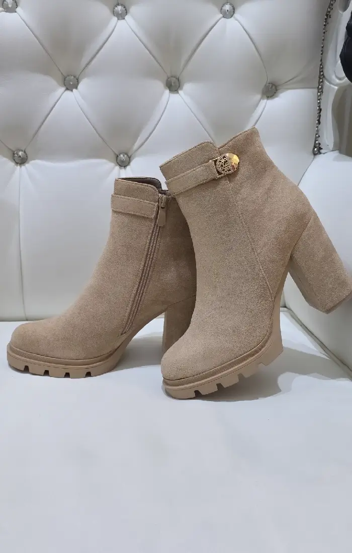 Σουέτ μποτάκι αστραγάλου μπεζ γυναικείο με αγκράφα