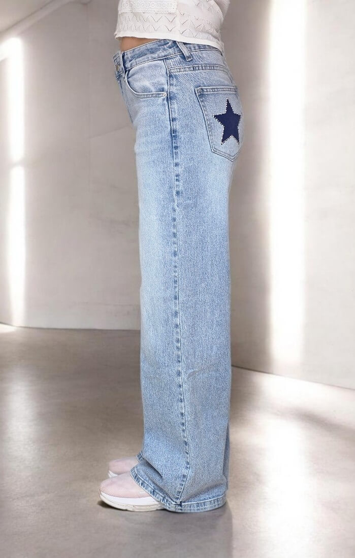 Τζιν σε ίσια γραμμή με διακοσμητικά αστέρια