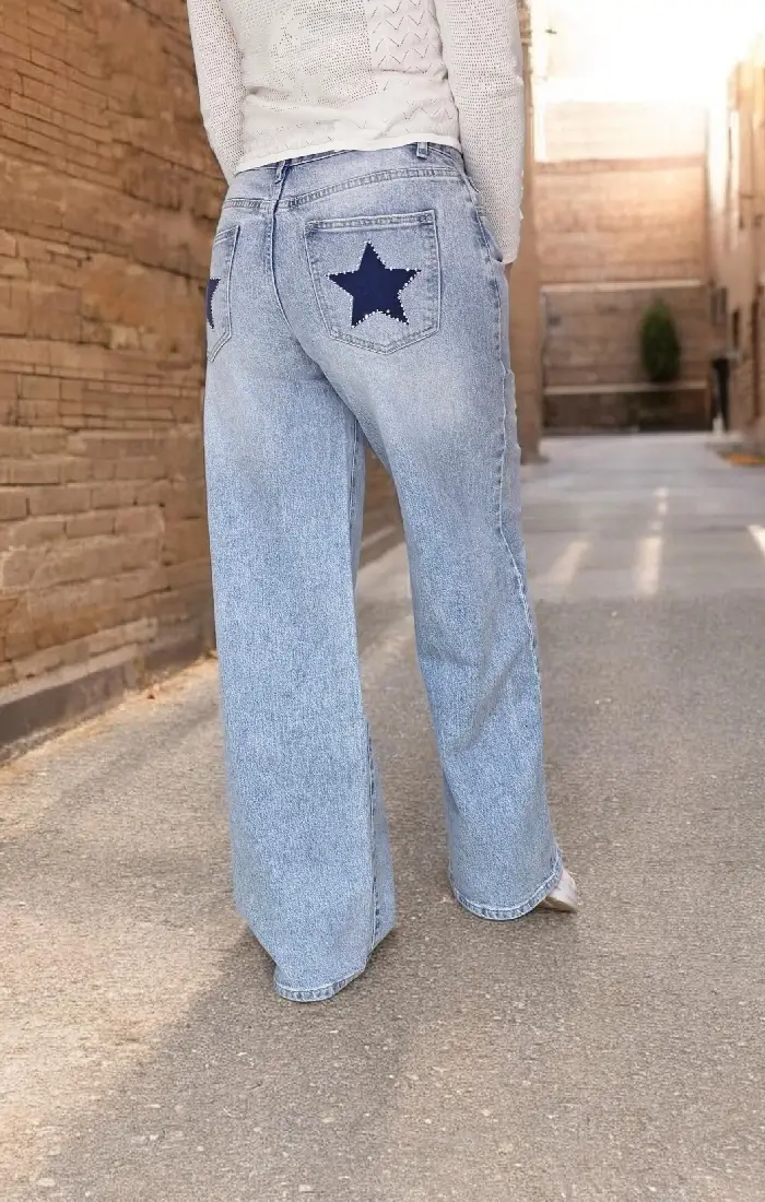 Τζιν σε ίσια γραμμή με διακοσμητικά αστέρια